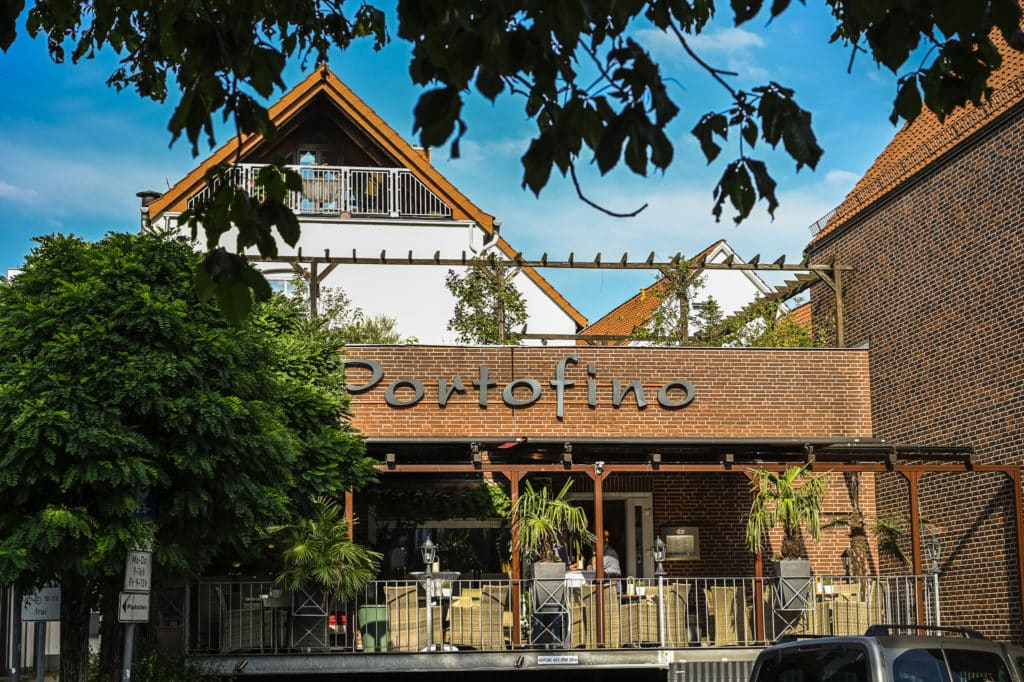 Das Italenische Restaurant Portofino Verden von Außen mit Außenterasse