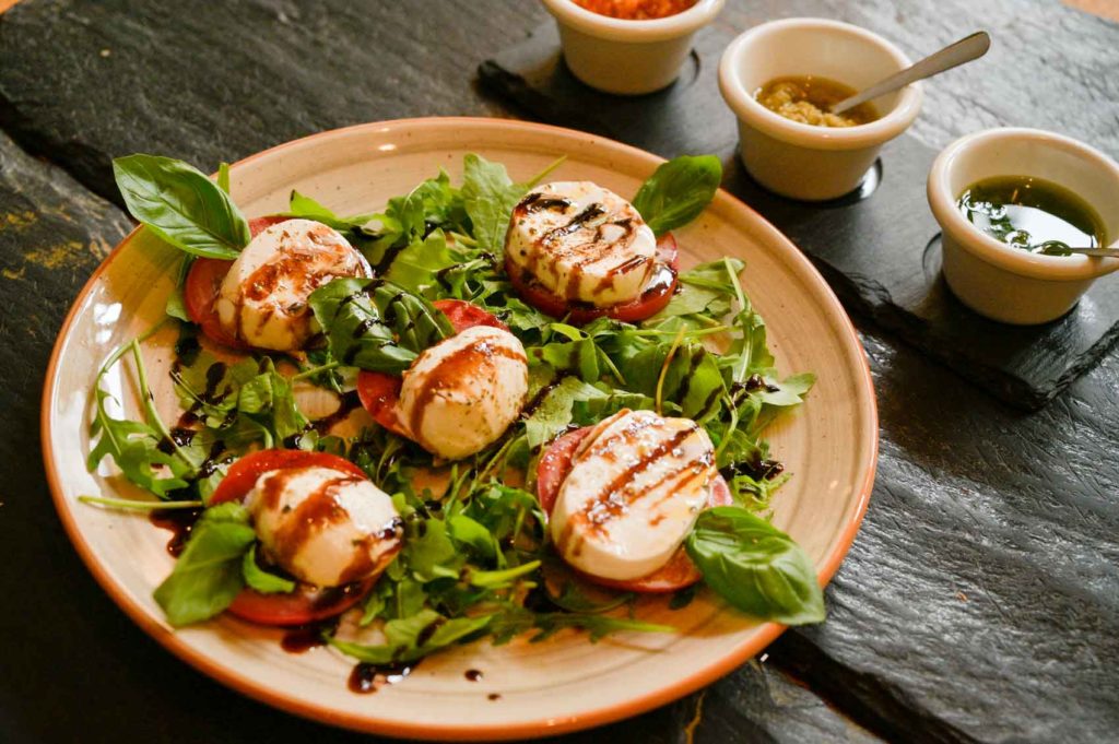 Mozzarella mit Tomaten und Dip im Restaurant Portofino Verden